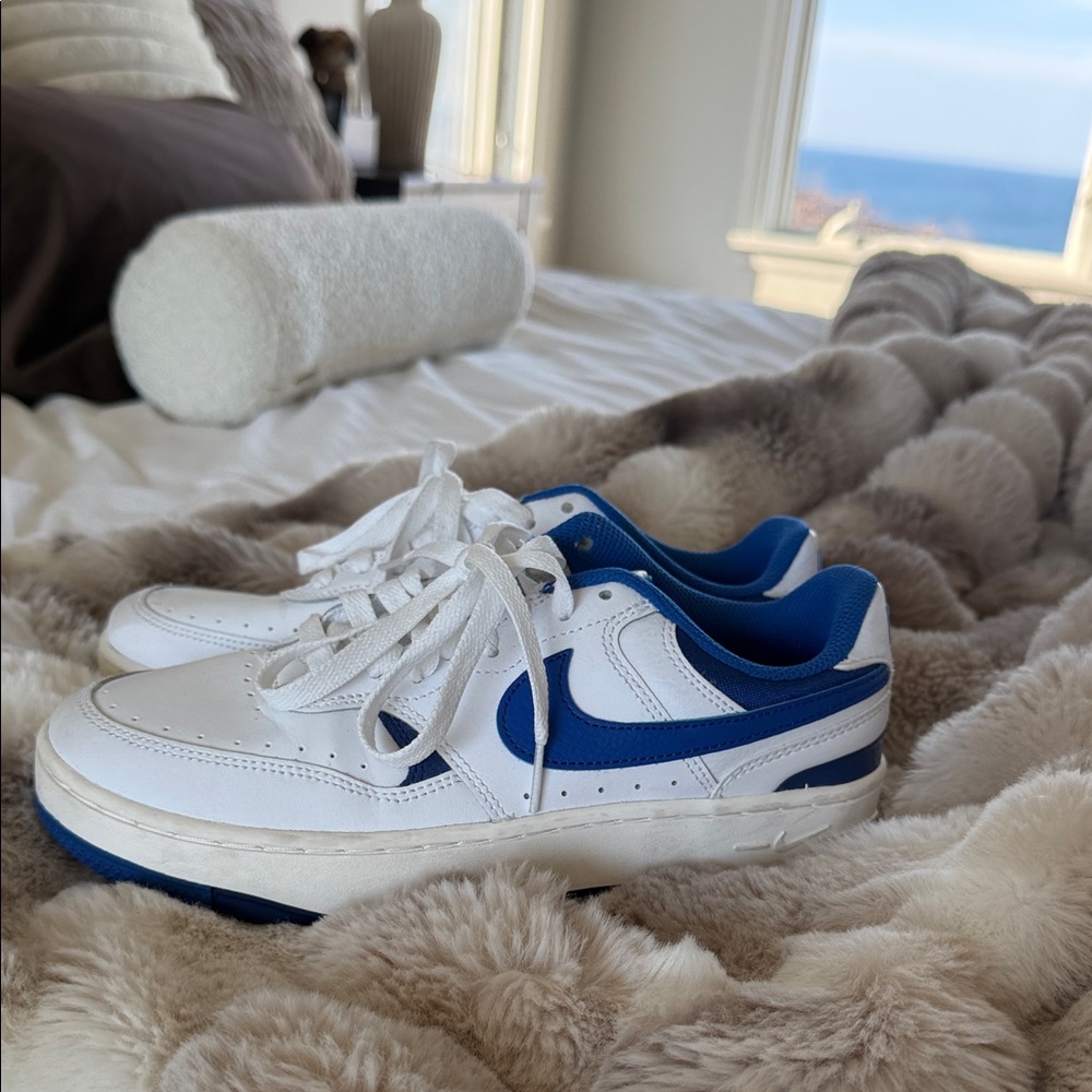 Nike White and Blue Low-Top Sneakers WORN ONCE LIKE NEW